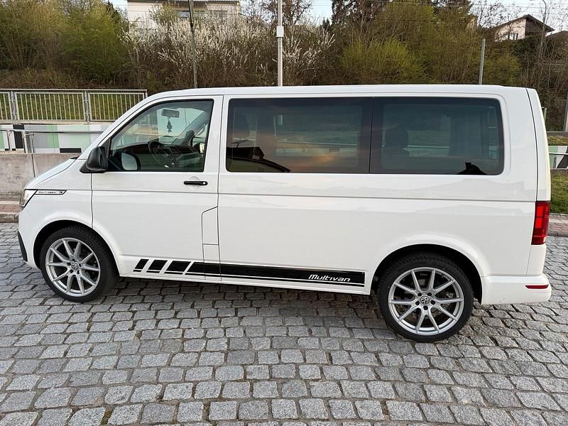 Second-hand VW Multivan 110 CP (80 kW) 2021 Alb Monovolum