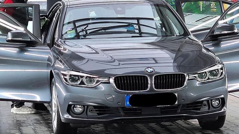 Grau Gebraucht 2017 BMW 320 Advantage Limousine | 13.200 € (Guter Preis) - Bild 1/4