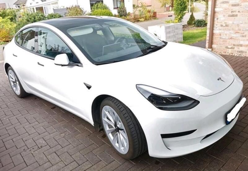 Weiß Gebraucht 2023 Tesla Model 3 Standard Range Limousine | 33.900 € (Teuer) - Bild 1/4