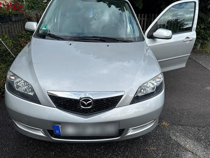 Silber Gebraucht 2005 Mazda 2 Limousine | 2.400 € (Fairer Preis) - Bild 1/4