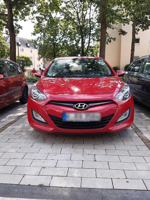 Rot Gebraucht 2012 Hyundai i30 Limousine | 4.500 € (Fairer Preis) - Bild 1/4