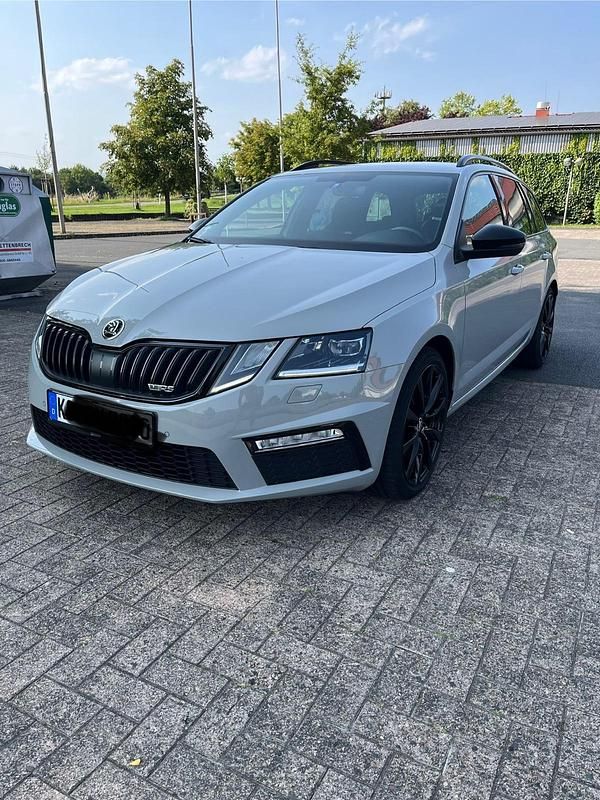 Grau Gebraucht 2018 Skoda Octavia RS Kombi | 17.990 € (Fairer Preis) - Bild 1/4