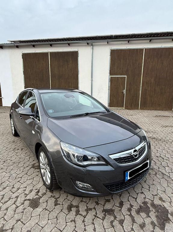 Gebraucht Opel Astra Cosmo 179 PS (131 kW) 2010 Schwarz Limousine