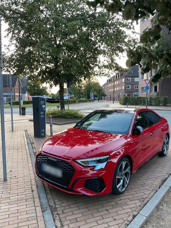 Rot Gebraucht 2022 Audi A3 Ambiente Limousine | 40.500 € - Bild 1/4