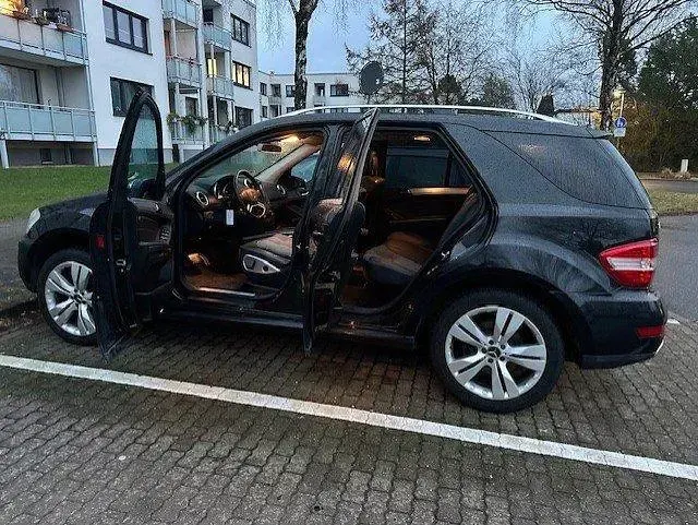 Second-hand Mercedes ML280 190 CP (139 kW) 2009 Negru SUV