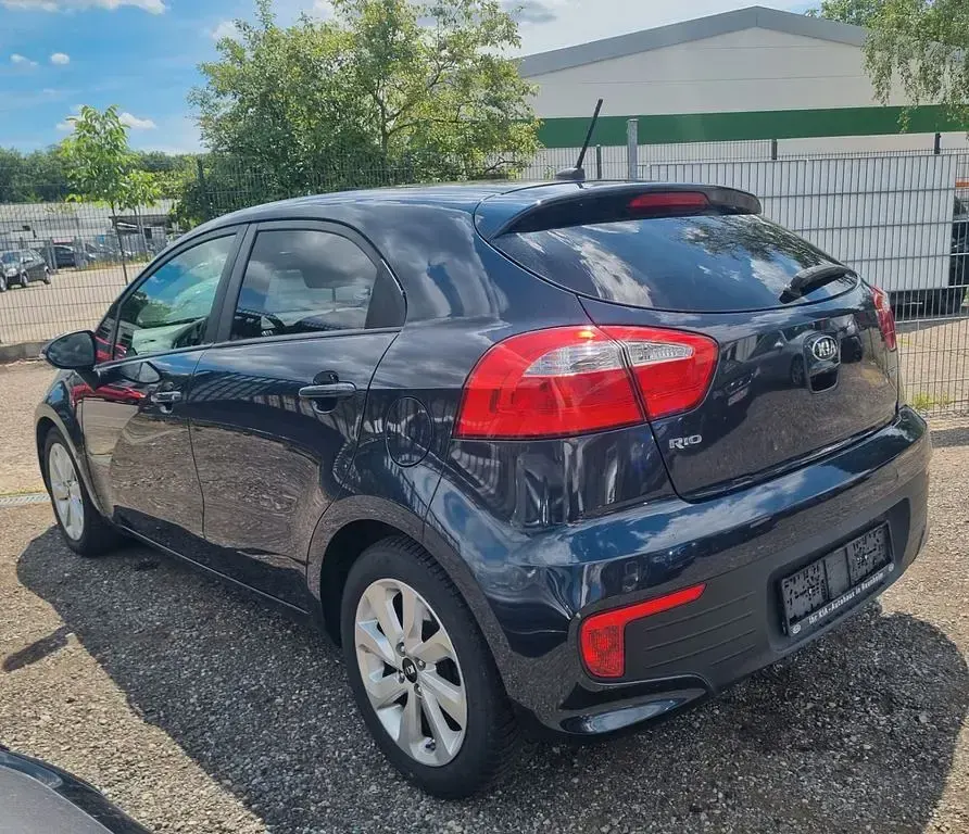 Gebraucht Kia Rio 109 PS (80 kW) 2016 Blau Kleinwagen