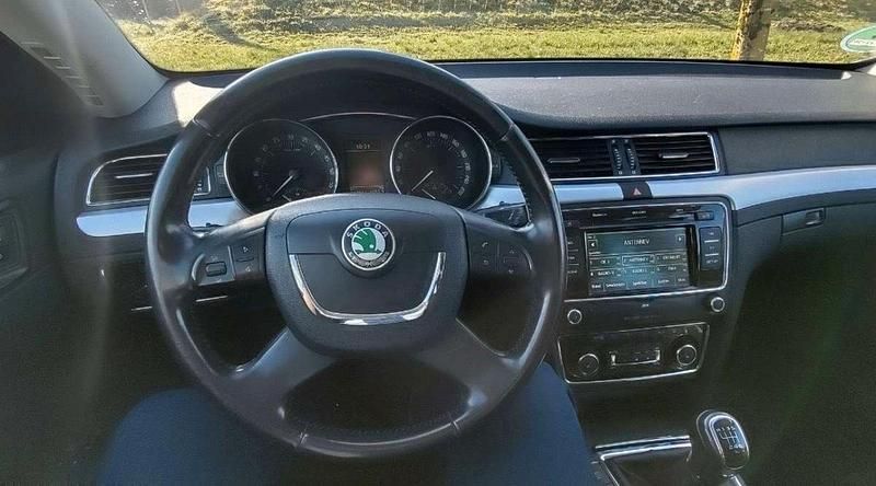 Gebraucht Skoda Superb 140 PS (102 kW) 2012 Schwarz Kombi