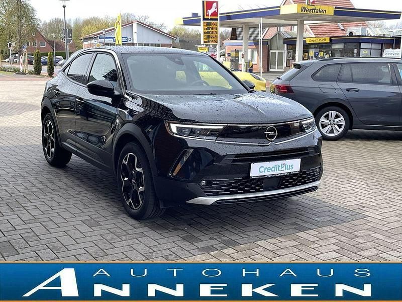 Gebraucht Opel Mokka-e Ultimate 100 kW (136 PS) 2023 Diamant schwarz/karbon schwarz SUV