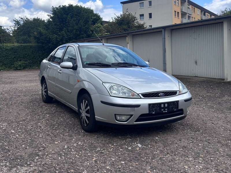 Grau Gebraucht 2001 Ford Focus Ghia Limousine | 2.590 € (Etwas zu teuer) - Bild 1/4
