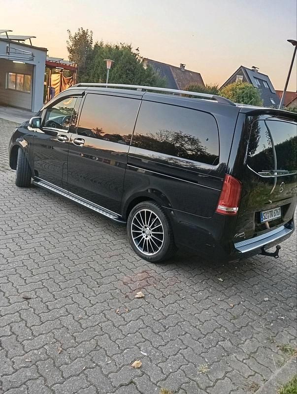 Schwarz Gebraucht 2016 Mercedes V250 Van / Kleinbus | 40.900 € (Fairer Preis) - Bild 1/4