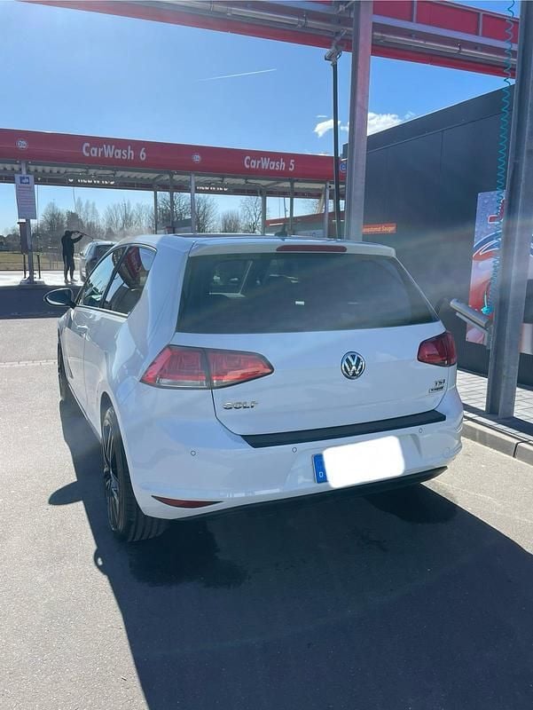 Gebraucht VW Golf VII 84 PS (61 kW) 2016 Weiß Limousine