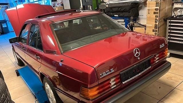 Gebraucht Mercedes 190 160 PS (117 kW) 1990 Rot Limousine
