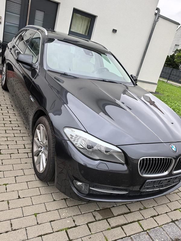 Grau Gebraucht 2011 BMW 523 Kombi | 12.990 € (Teuer) - Bild 1/4