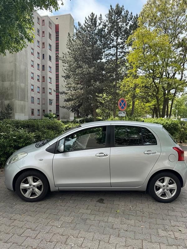 Silber Gebraucht 2005 Toyota Yaris Kleinwagen | 3.550 € (Fairer Preis) - Bild 1/4