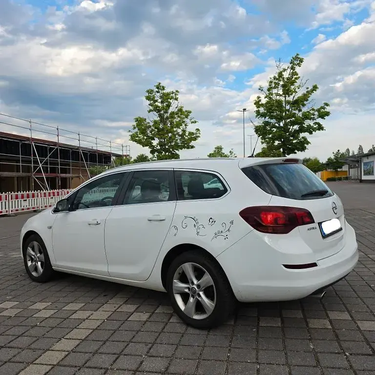 Gebraucht Opel Astra Edition 165 PS (121 kW) 2012 Weiß Kombi
