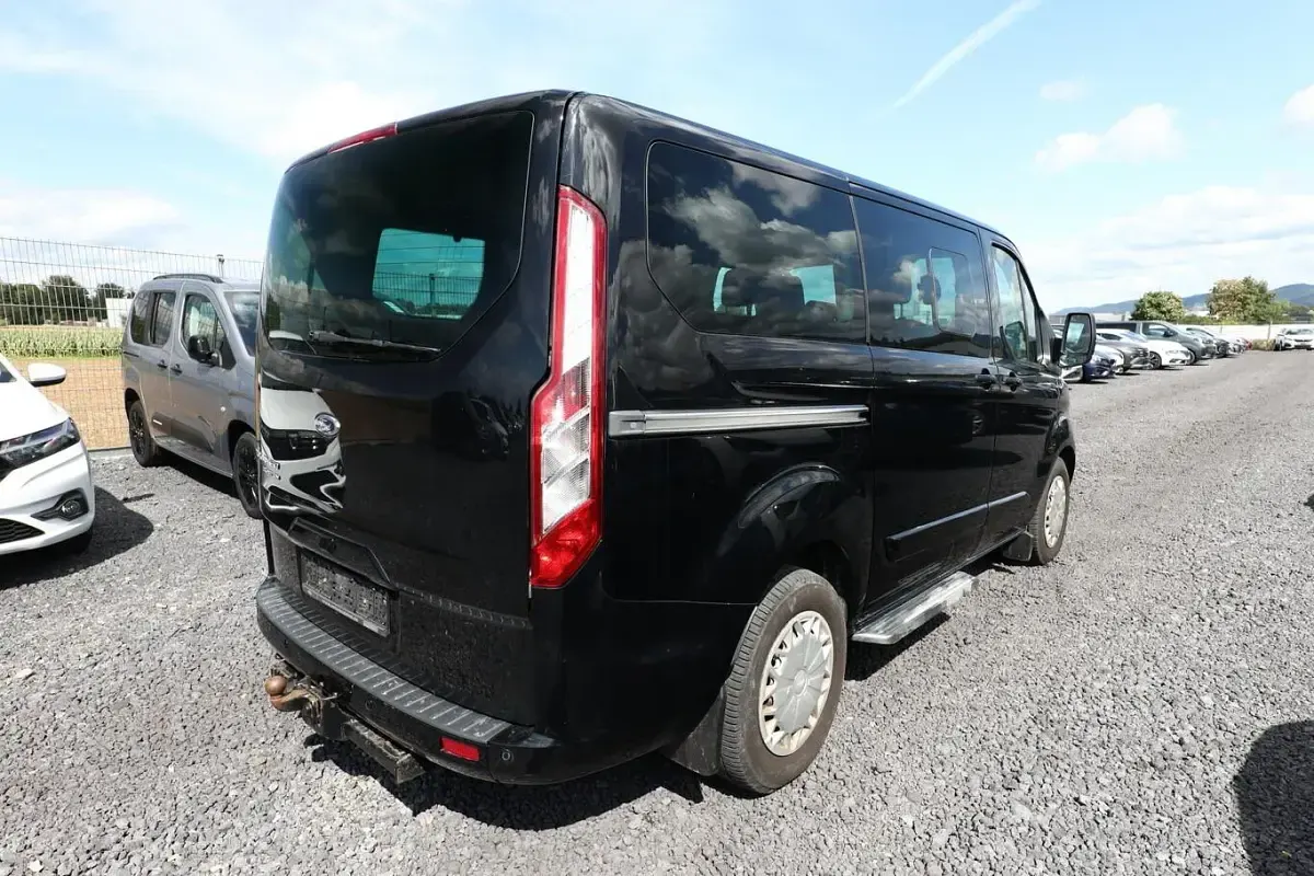Gebraucht Ford Tourneo Custom Titanium 170 PS (125 kW) 2017 Iridiumschwarz metallic Van
