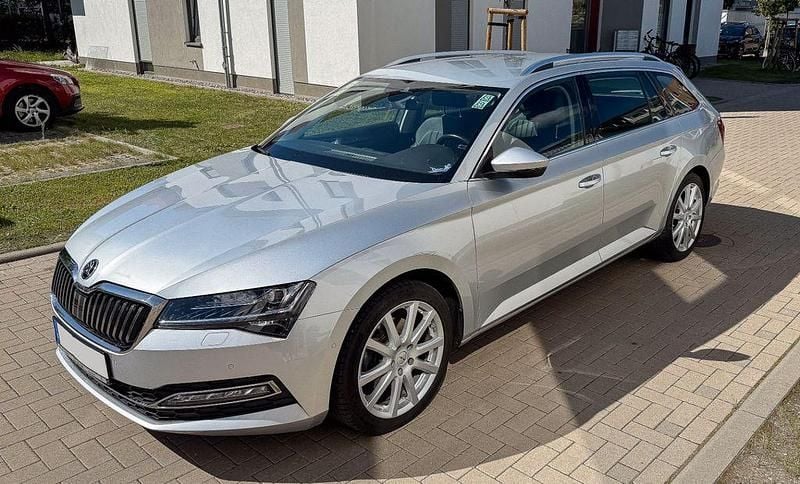 Silber Gebraucht 2022 Skoda Superb Style Kombi | 24.000 € (Superpreis) - Bild 1/4