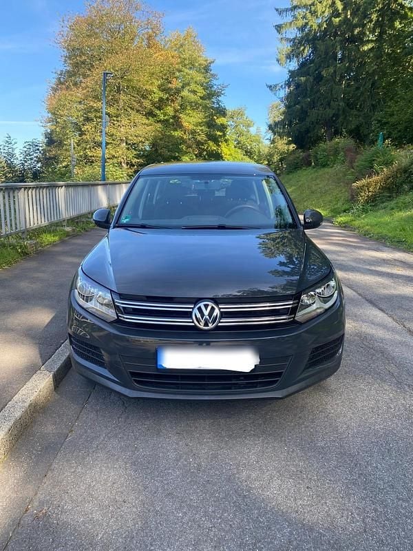 Grau Gebraucht 2015 VW Tiguan Trendline SUV | 9.990 € (Guter Preis) - Bild 1/4