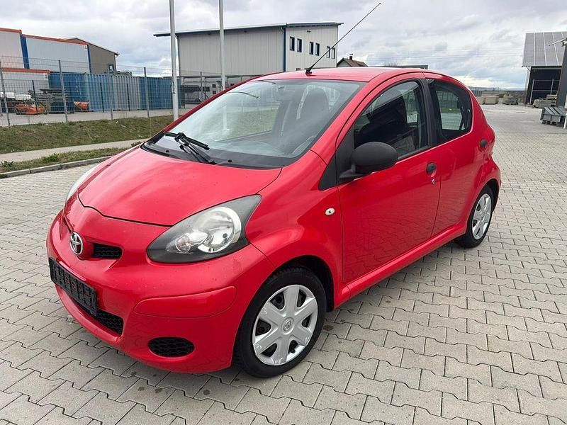 Gebraucht Toyota Aygo Basis 68 PS (50 kW) 2010 Rot Kleinwagen