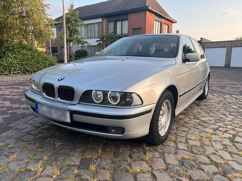 Silber Gebraucht 2000 BMW 528 Limousine | 6.950 € - Bild 1/4
