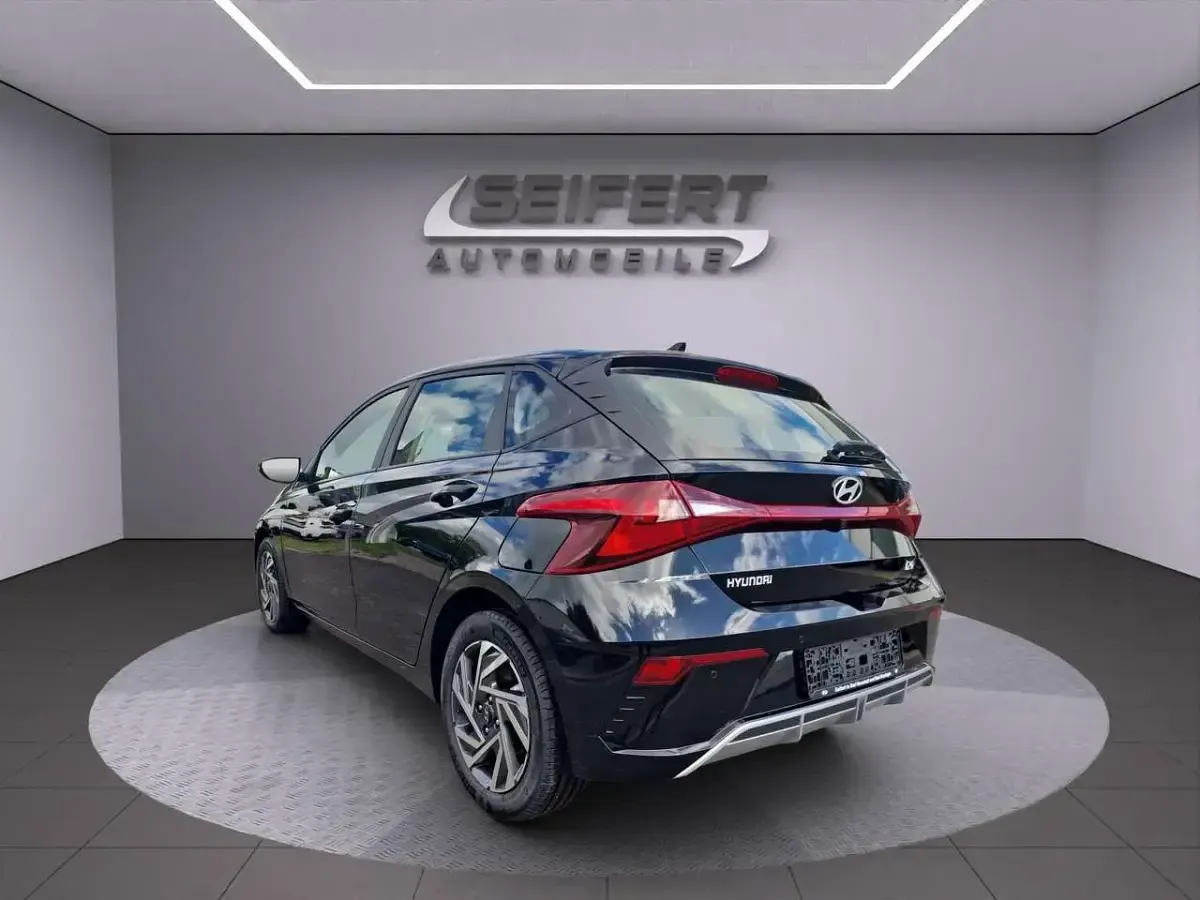 Neu Hyundai i20 Comfort 101 PS (74 kW) 2025 Phantom black Limousine