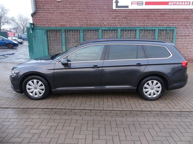 Grau Gebraucht 2021 VW Passat Business Kombi | 21.990 € (Fairer Preis) - Bild 1/4