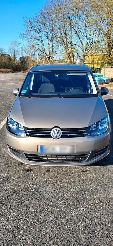 Gebraucht VW Sharan Sound 150 PS (110 kW) 2017 Braun Van / Kleinbus