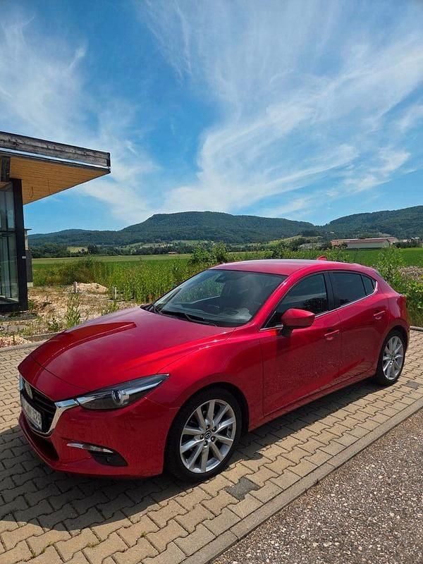 Rot Gebraucht 2017 Mazda 3 Sports-Line Limousine | 16.400 € (Fairer Preis) - Bild 1/4