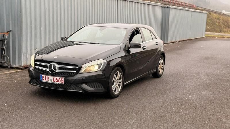 Gebraucht Mercedes A180 122 PS (89 kW) 2012 Schwarz Kleinwagen