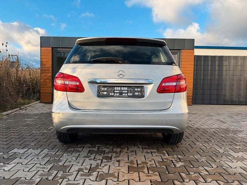 Gebraucht Mercedes B200 156 PS (114 kW) 2014 Silber Van / Kleinbus