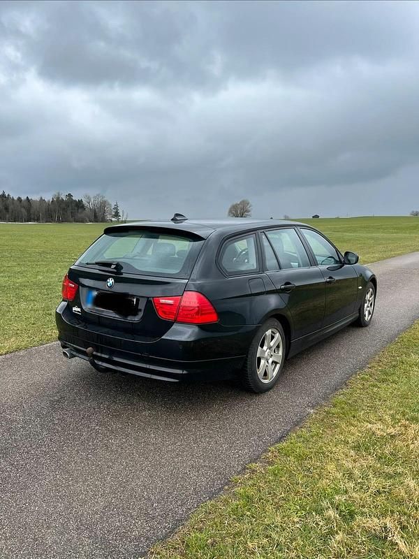 Gebraucht BMW 320 184 PS (135 kW) 2011 Schwarz Kombi
