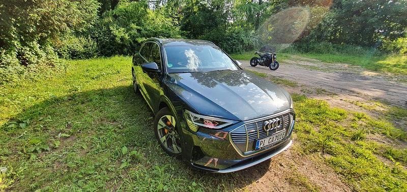 Grau Gebraucht 2020 Audi e-tron S-Line SUV | 29.900 € (Guter Preis) - Bild 1/4