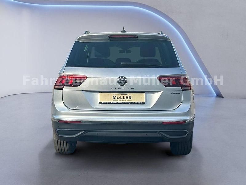 Gebraucht VW Tiguan Life 150 PS (110 kW) 2021 Silber SUV
