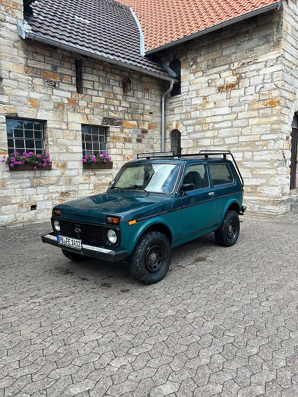 Grün Gebraucht 2009 Lada niva SUV | 3.250 € (Superpreis) - Bild 1/4