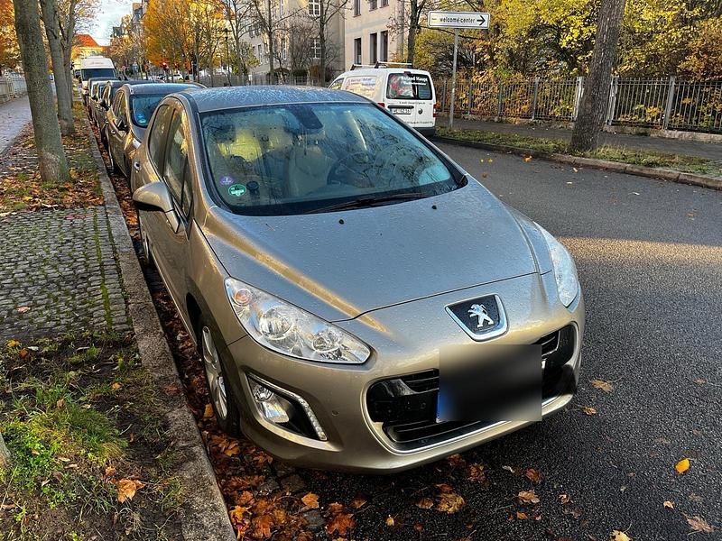 Grau Gebraucht 2012 Peugeot 308 Limousine | 4.000 € (Fairer Preis) - Bild 1/4