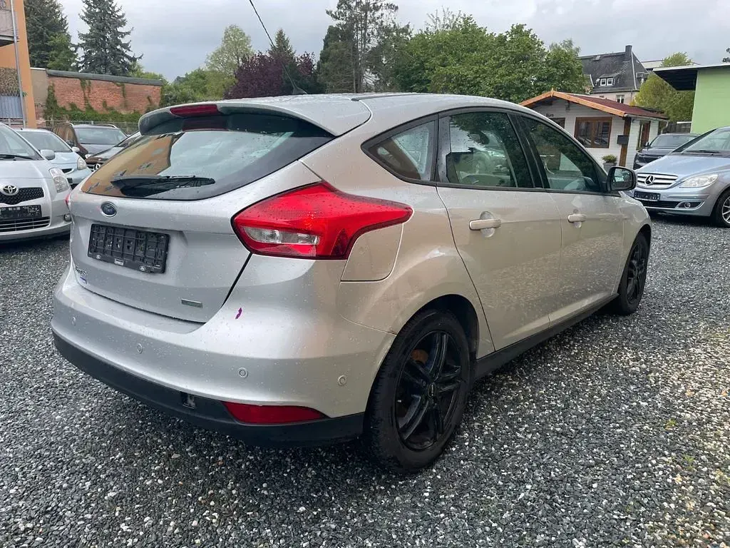 Usado Ford Focus Business Edition 125 CV (91 kW) 2015 Plateado Berlina