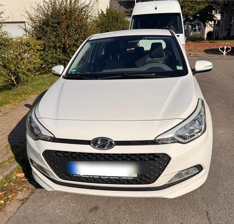 Weiß Gebraucht 2017 Hyundai i20 Kleinwagen | 7.000 € (Guter Preis) - Bild 1/4
