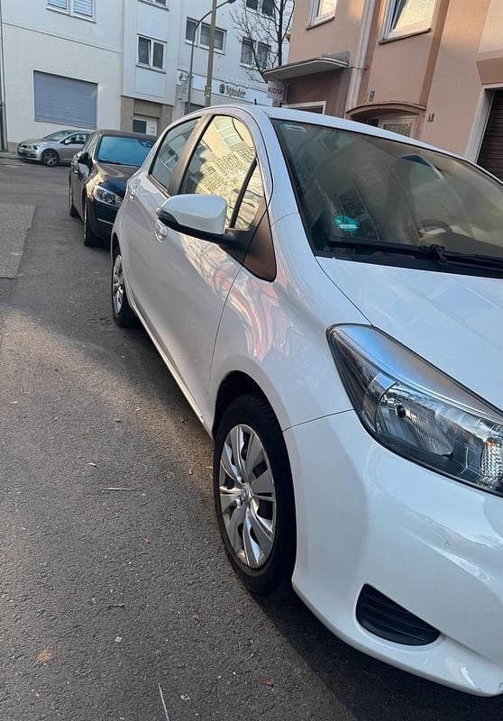 Weiß Gebraucht 2012 Toyota Yaris Kleinwagen | 3.999 € (Fairer Preis) - Bild 1/4