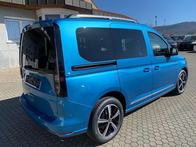 Neu VW Caddy Style 122 PS (89 kW) 2025 (costa azul) Van / Kleinbus