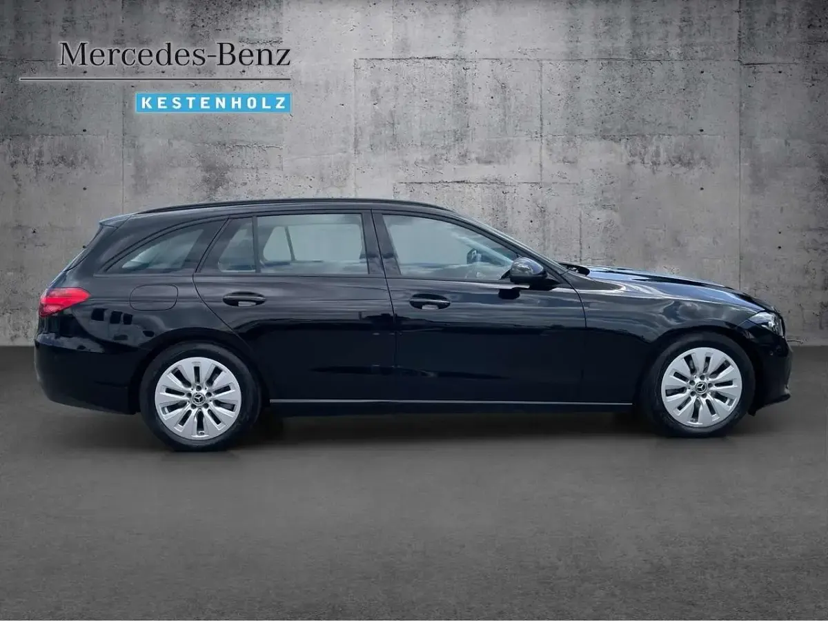 Gebraucht Mercedes C200 163 PS (119 kW) 2023 Unilack schwarz Kombi