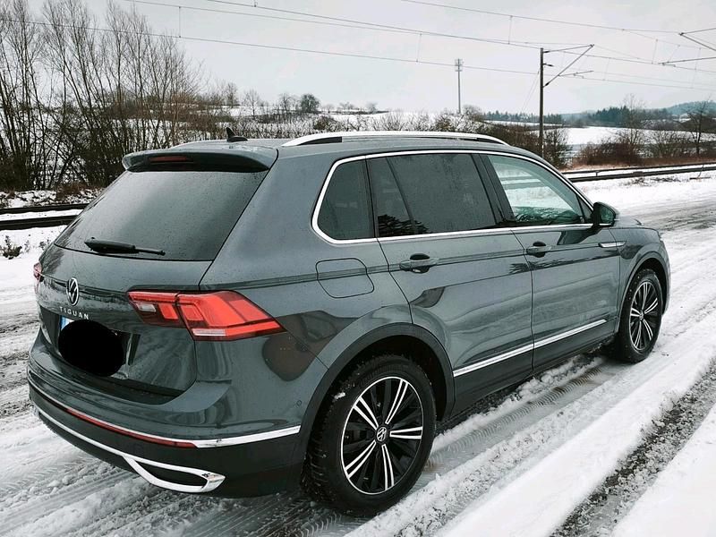 Grau Gebraucht 2021 VW Tiguan SUV | 28.900 € (Fairer Preis) - Bild 1/4