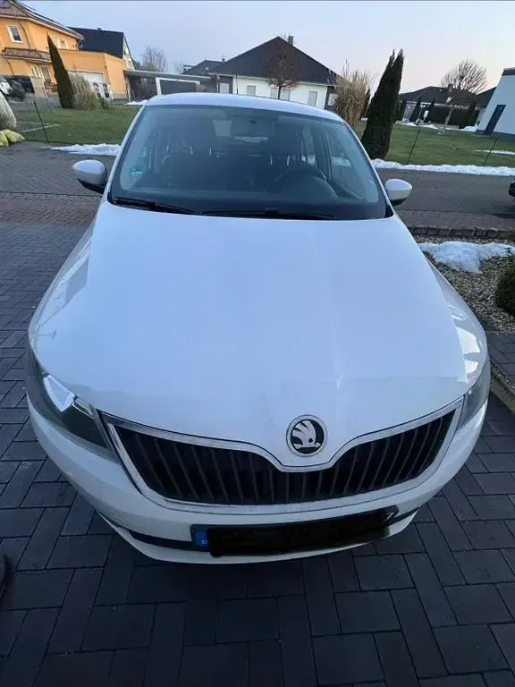 Gebraucht Skoda Rapid Ambition 105 PS (77 kW) 2014 Weiß Kleinwagen