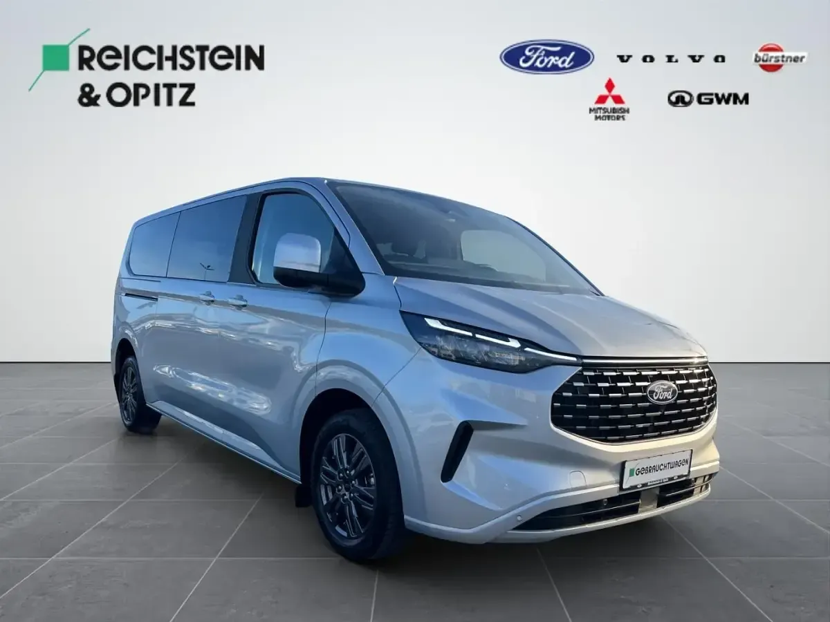 Gebraucht Ford Tourneo Custom Titanium 136 PS (100 kW) 2025 Polar silber Van
