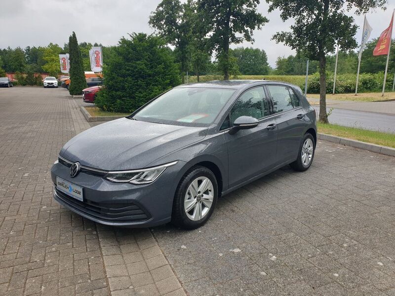 Grau Gebraucht 2023 VW Golf VIII Life Limousine | 22.900 € (Guter Preis) - Bild 1/4