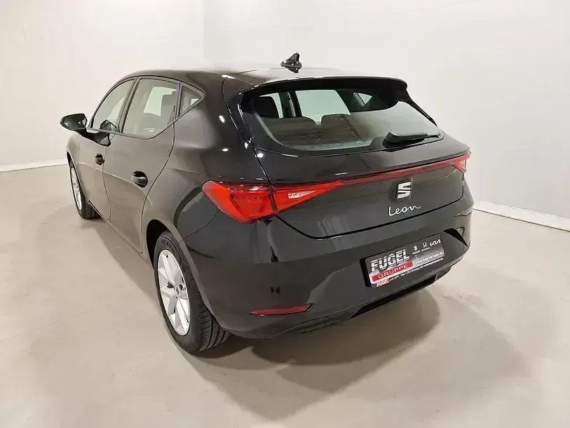 Używany Seat Leon Style 131 KM (96 kW) 2022 Czarny Sedan/Limuzyna