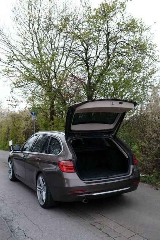 Gebraucht BMW 320 184 PS (135 kW) 2014 Braun Limousine