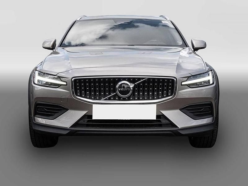 Gebraucht Volvo V60 CC Plus 197 PS (144 kW) 2023 Nicht eindeutig Kombi