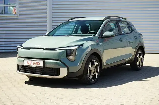 Neu Kia Stonic 101 PS (74 kW) 2025 Grün SUV