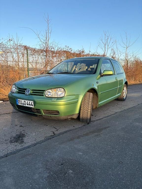 Grün Gebraucht 1998 VW Golf Limousine | 1.300 € (Fairer Preis) - Bild 1/4