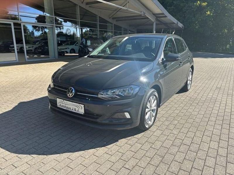 Uranograu/cinza urano Gebraucht 2021 VW Polo Comfortline Limousine | 15.990 € (Fairer Preis) - Bild 1/4